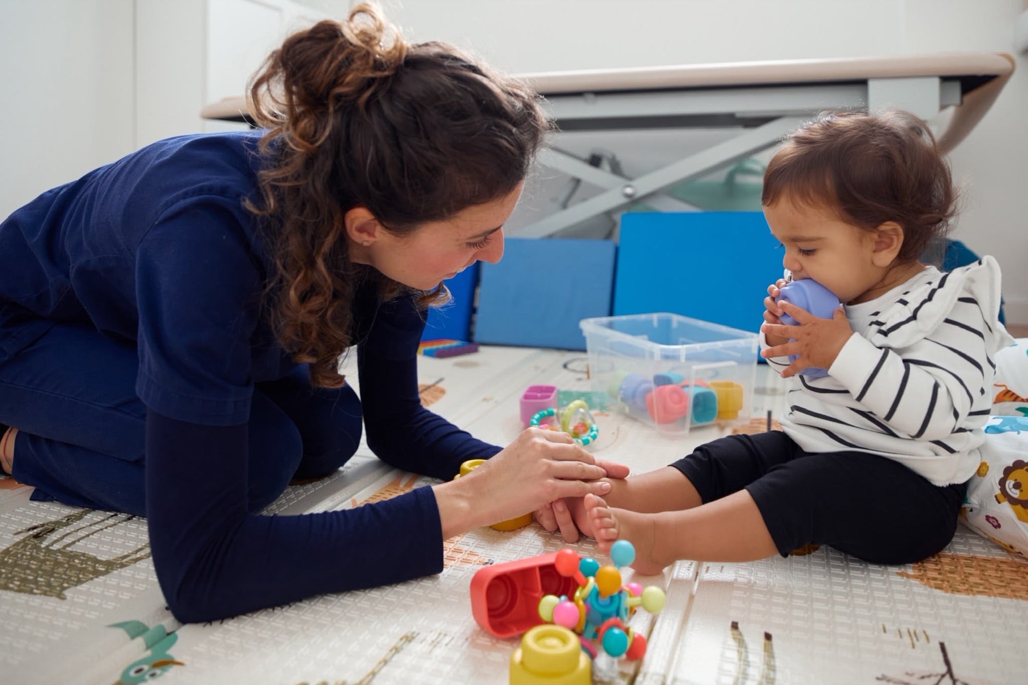 Lavinia Arnone durante un'attività con una bambina